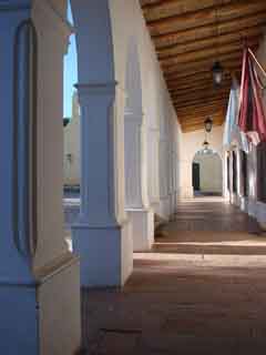 Cachi - Sous les arcades