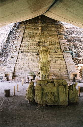 l'escalier aux hiéroglyphes à Copan